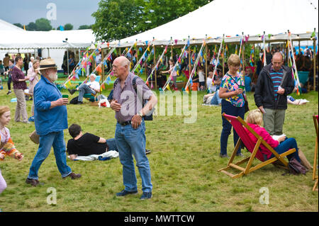 Besucher entspannen auf der Liegewiese im Garten bereich Hay Festival 2018 Hay-on-Wye Powys Wales UK Stockfoto