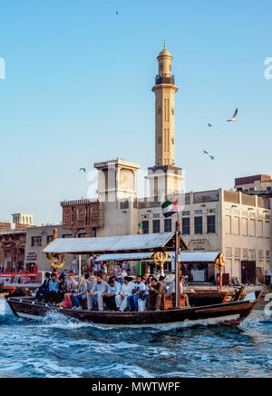 Abra Boot auf dem Dubai Creek, Bur Dubai Grand Moschee im Hintergrund, Dubai, Vereinigte Arabische Emirate, Naher Osten Stockfoto