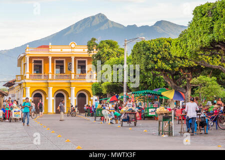 Der Hauptplatz von Granada mit Blick auf den Vulkan Mombacho im Hintergrund, Granada, Nicaragua, Mittelamerika Stockfoto