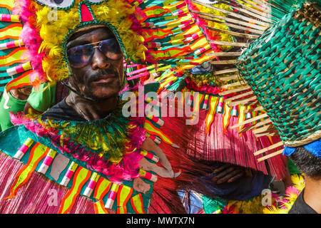 Cool Teilnehmer in dunklen Gläser und extravaganten Kleid bei der jährlichen Ati-Atihan-Festival, Kalibo Island, Philippinen, Südostasien, Asien Stockfoto