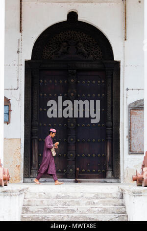 Junge zu Fuß in der Altstadt von Stone Town, UNESCO-Weltkulturerbe, Insel Sansibar, Tansania, Ostafrika, Südafrika Stockfoto