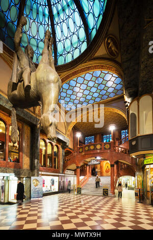 Statue von König Wenzel reiten ein upside-down Dead Horse im Jugendstil Lucerna, Prag, Tschechische Republik, Europa Stockfoto