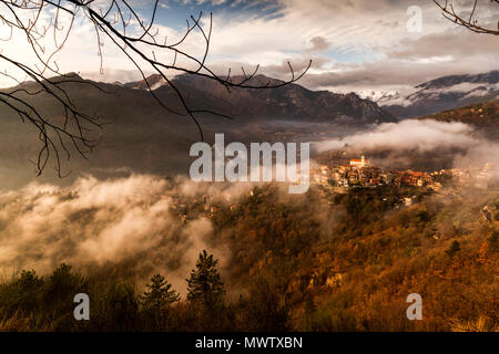 Dorf La Bollene Vesubie am Abend Nebel in den Seealpen (Alpes Maritimes), Frankreich, Europa Stockfoto