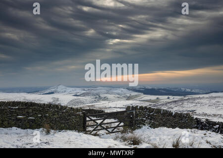 Winter am Nachmittag in der schneebedeckten Peak District Blick über die weißen Gipfel zu Shutlingsloe, Cheshire, England, Vereinigtes Königreich, Europa Stockfoto