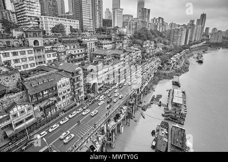 Chongqing, China - Oktober 03, 2017: Stadt am Wasser an einem regnerischen Tag. Die Stadt ist das wirtschaftliche Zentrum der vorderen Yangtze Becken. Stockfoto