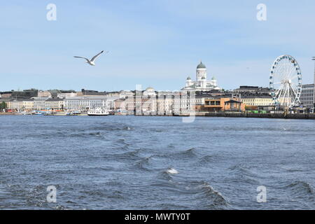 Die Altstadt von Helsinki von der Fähre auf dem Weg nach Suomenlinna Insel. Stockfoto