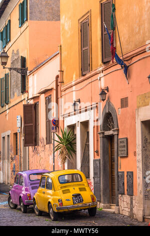 Zwei Oldtimer Fiat 500 s mit Roma Anzahl Platten in bunten Backstreet von Trastevere, Latium, Italien, Europa geparkt Stockfoto