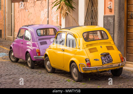 Zwei Oldtimer Fiat 500 s mit Roma Anzahl Platten in bunten Backstreet von Trastevere, Latium, Italien, Europa geparkt Stockfoto