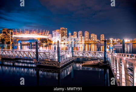 Blick auf False Creek und Skyline von Vancouver, BC Place und Aussichtsturm, Vancouver, British Columbia, Kanada, Nordamerika Stockfoto