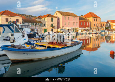 Der alte Hafen von Stari Grad auf der Insel Hvar, Kroatien, Europa Stockfoto