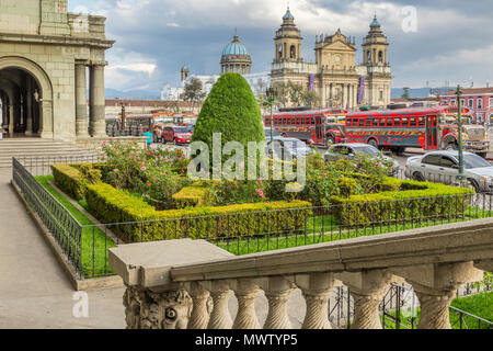 Der Metropolitan Kathedrale aus dem Nationalen Palast in Guatemala City, Guatemala, Mittelamerika Stockfoto