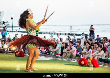 Hawaii, Hawaiian, Honolulu, Waikiki Beach, Kuhio Beach Park, Hyatt Regency Hula, weibliche Frauen, Tanzen, Tänzerin, Tanz, Publikum, Pazifischer Ozean, Waikiki Bay, Stockfoto