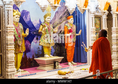 Mumbai Indien, Indischer Asiatisch, Mahalakshmi Nagar, Bhulabhai Desai Marg, Straße, Shree Swaminarayan Tempel, innen, Hindu, bindi, Altar, Statue, Kunstwerke, ein Stockfoto