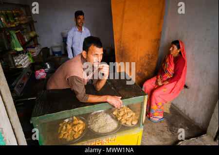 Indische Leute an einem Imbiss bei Sanouli Dorf, Kumaon Hügel, Uttarakhand, Indien Stockfoto