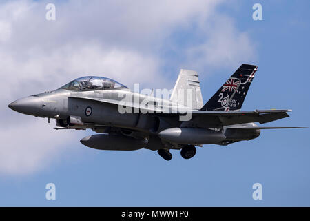 Royal Australian Air Force (RAAF) McDonnell Douglas F/A-18B Hornet Jets eine 21-110 vom Illawarra Regional Airport. Stockfoto