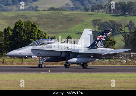 Royal Australian Air Force (RAAF) McDonnell Douglas F/A-18B Hornet Jets ein 21-110 zu Illawarra Regional Airport. Stockfoto
