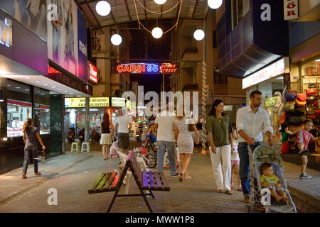 Die Menschen sind zu Fuß auf beleuchteten Markt Straße im Sommer Nacht in Fethiye, Türkei. Stockfoto