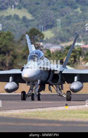 Royal Australian Air Force (RAAF) McDonnell Douglas F/A-18B Hornet Jets ein 21-112 zu Illawarra Regional Airport. Stockfoto