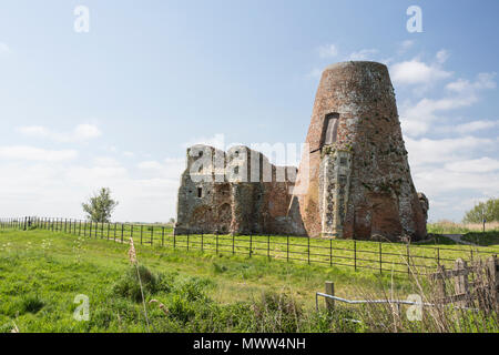 Blick auf St. Benet's Abbey, Ludham, Norfolk, England, die Struktur des Gebäudes Stockfoto