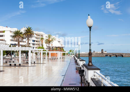 Die arecife Waterfront an der Avenida La Marina, auf der Insel Lanzarote. Stockfoto