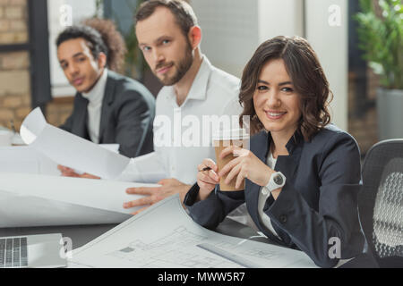 Team von Happy Architekten zusammen bei modernen Büro arbeiten Stockfoto