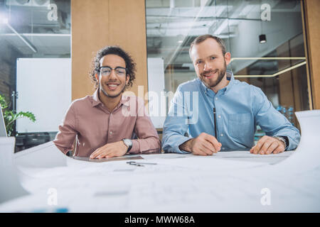 Architekten auf Projekt zusammen arbeiten bei modernen Büro Stockfoto