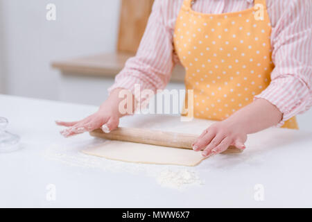 7/8 Schuß von Frau Rollenteig für Gebäck in der Küche Stockfoto