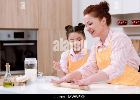 Oma mit Enkelin Rollenteig für Cookies Stockfoto