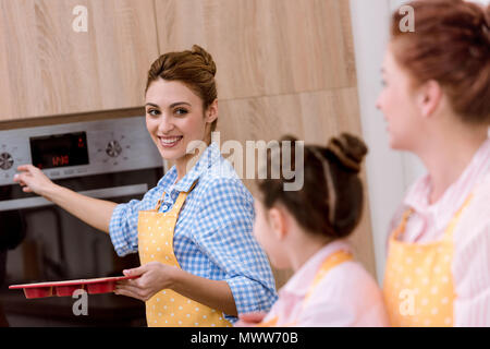 Drei Generationen von Frauen Gebäck zusammen backen an Küche Stockfoto