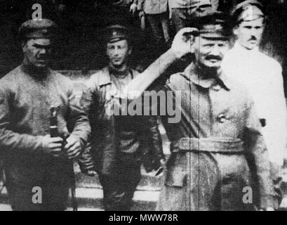. Englisch: Trotzki in seiner militärischen Uniform zu Fuß mit Soldaten. . Diese Datei fehlt, Informationen zum Autor. 616 TrotskyAtThePolishFront-1919 Stockfoto