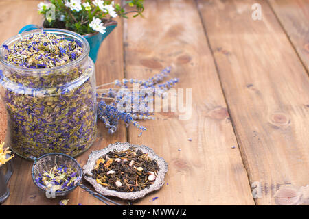 Verschiedene getrocknete Blumen und Kaffee auf einer hölzernen Hintergrund. Natürliche Gesundheit. Aromatherapie. Freier Platz für Text. Kopieren Sie Platz. Stockfoto