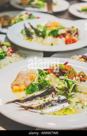 Platten mit Fisch Salat Vorspeisen Stockfoto