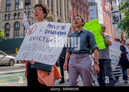 New York, USA. 1. Juni 2018. New York, Vereinigte Staaten. 01 Juni, 2018. Nach 3 Tagen protestieren NYC Bürgermeister Bill De BIasio in Absprache mit dem Vermieter und Entwickler, die 85 Bowery Mieter beendete ihren Hungerstreik außerhalb der Stadt Halle und am 1. Juni 2018, nach deren Vermieter Joseph Betesh seine Zustimmung auf eine Frist Mieter zurück in das Gebäude haben bis zum 1. August 2018 angekündigt. Credit: PACIFIC PRESS/Alamy Live News Credit: Erik McGregor/Pacific Press/Alamy leben Nachrichten Stockfoto