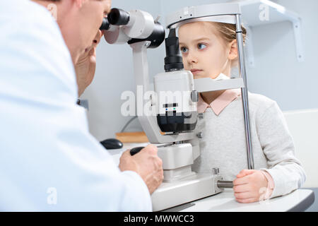 Augenarzt Untersuchung Jugendlicher Kind Vision mit spaltlampe in Klinik Stockfoto