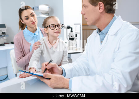 Mutter und Tochter in Brillen, Augenarzt in der Klinik Stockfoto