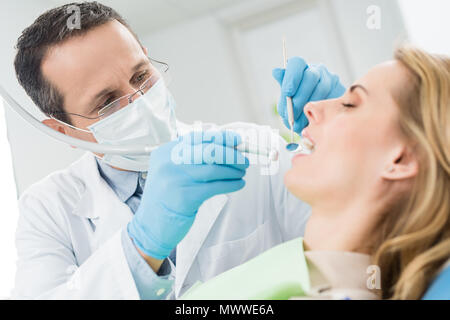 Arzt behandelt Patienten Zähne in moderne Zahnarztpraxis Stockfoto