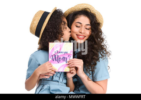 Tochter mit Muttertag Grußkarte küsste ihre Mutter auf Weiß isoliert Stockfoto