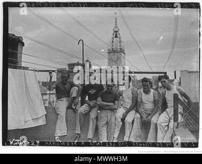 . Français: Tour de France 1937 jour de Repos à Perpignan Le 15 juillet: sur les Toits de Perpignan (de g à-dr) Sylvain Marcaillou, Paul Chocque, Pierre Cloarec, Robert Tanneveau Gamard, Emile et Roger Lapebie (tous Équipe de France). 15. Juli 1937. Agence de presse Meurisse. Agence photographique présumée 612 Tour de France, Perpignan, 1937, (2) Stockfoto