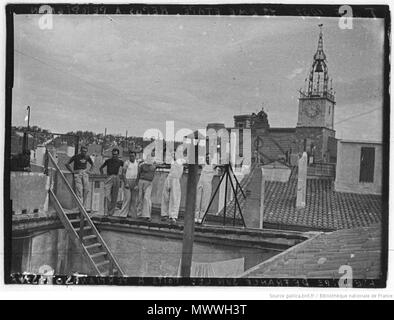 . Français: Tour de France 1937 jour de Repos à Perpignan Le 15 juillet: sur le Pont du Castillet à Perpignan, le maillot jaune Sylvère Maes (à g) Gustaaf Danneels et Jules Lowie (à dr., Les 3 Équipe de Belgique). 15. Juli 1937. Agence de presse Meurisse. Agence photographique présumée 612 Tour de France, Perpignan, 1937, (4) Stockfoto