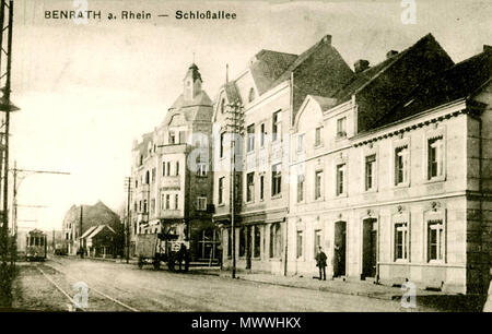 . English: benrath ein. Rhein-Schloßallee, Aufnäher, nach 1909. Blick nach Westen. Elektrischer Straßenbahn-Triebwagen der Überlandstrecke auf der Benrather Linie Oberbilk-Benrath (Netz). Rechts hinter der Strasseneinmündung neubarockes Wohnhaus (1903-1904, Architekt Carl Tuchscherer), heutige Nr. 16 der Sophienstraße, 1983 in die Denkmalliste der Landeshauptstadt Düsseldorf eingetragen [1]. Русский: Трамвай в Бенрате в 1900 году. Nach 1909, Jahr der Umbenennung der damaligen Düsseldorfer Straße (Provinzialstrasse) Schloßallee. Unbekannt 613 Straßenbahn Benrath 3. Stockfoto