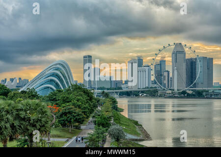 Singapore Flyer und Gärten durch die Bucht bei Sonnenuntergang, geschossen von Marina Barrage Stockfoto