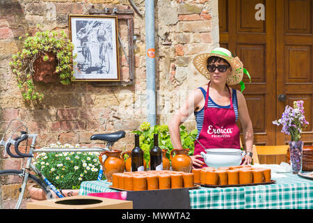 Einkehr in Montisi für Radfahrer, die sich an der Eroica Montalcino, Siena, Toskana, Italien im Mai Stockfoto