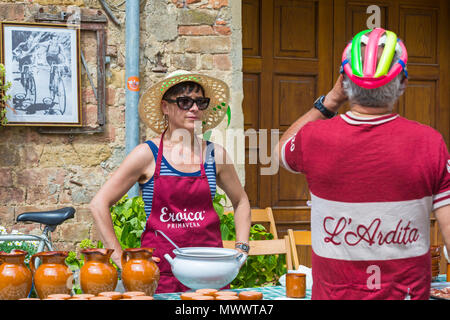 Einkehr in Montisi für Radfahrer, die sich an der Eroica Montalcino, Siena, Toskana, Italien im Mai Stockfoto