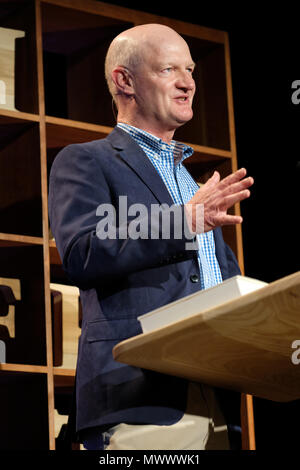 Das Heu, das auf Wye, UK. 2. Juni 2018. Hay Festival. David Willetts ehemalige britische Minister für Hochschulen und Wissenschaft auf der Bühne des Hay Festival im Gespräch über sein Buch eine Universitätsausbildung - Foto Steven Mai/Alamy leben Nachrichten Stockfoto