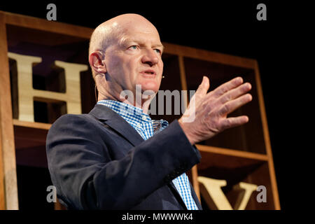 Das Heu, das auf Wye, UK. 2. Juni 2018. Hay Festival. David Willetts ehemalige britische Minister für Hochschulen und Wissenschaft auf der Bühne des Hay Festival im Gespräch über sein Buch eine Universitätsausbildung - Foto Steven Mai/Alamy leben Nachrichten Stockfoto