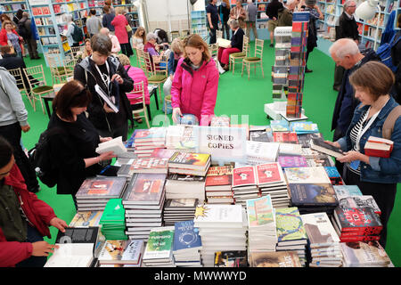 Hay Festival, Heu auf Wye, UK. 2. Juni 2018. Besucher haben die Möglichkeit, die signierte Exemplare der neuen Bücher in der Hay Festival Buchhandlung am Anfang eines langen Wochenende zu durchsuchen im Hay Festival - Foto Steven Mai/Alamy leben Nachrichten Stockfoto