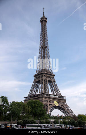 Paris, Frankreich. 31. Mai, 2018. Sehr hohe Auflösung Blick auf den Eiffelturm, die mit einem Boot auf der Seine in Paris, Frankreich, findet am Donnerstag, 31. Mai 2018. Credit: Ron Sachs/CNP | Verwendung der weltweiten Kredit: dpa/Alamy leben Nachrichten Stockfoto