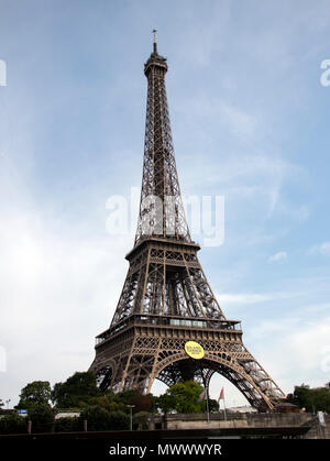 Paris, Frankreich. 31. Mai, 2018. Sehr hohe Auflösung Blick auf den Eiffelturm, die mit einem Boot auf der Seine in Paris, Frankreich, findet am Donnerstag, 31. Mai 2018. Credit: Ron Sachs/CNP | Verwendung der weltweiten Kredit: dpa/Alamy leben Nachrichten Stockfoto