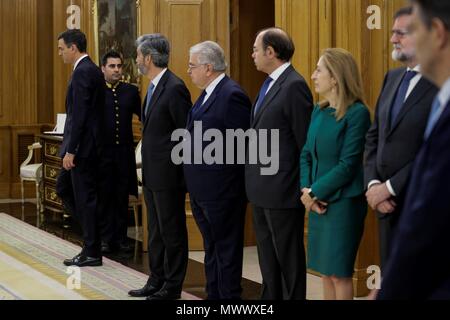 GRAF 1602. MADRID, 02/06/2018 - El expresidente Mariano Rajoy (2d), junto al todavía Ministro de "Justicia, Rafael Catalá (d), La presidenta del Congreso, Ana Pastor, El Presidente del Senado, Pío García-Escudero (4d), El Presidente del Tribunal Constitucional, Juan José González Rivas (5d), y El Presidente del Tribunal Supremo y Consejo General del Poder Gerichtsverfahren (Cgpj), Carlos Lesmes (6d), observan La Entrada de líder del PSOE, Pedro Sánchez, en el acto que ha tenido lugar Hoy en El Palacio de la Zarzuela, en el que ha prometido Hoy ante El Rey el Cargo de Presidente del Regierung. EFE/Emilio Nar Stockfoto