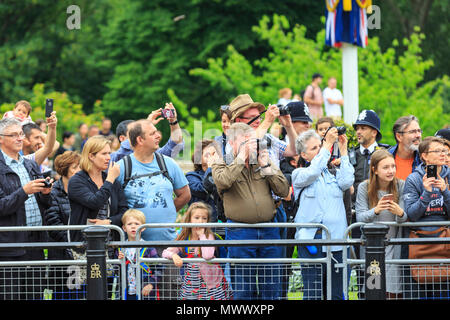London, Großbritannien. 2. Juni 2018. Londonern und Touristen genießen Sie die Prozession und Anzeige von Prunk von Truppen aus dem Haushalt Abteilung an der Oberst Überprüfung der die Farbe auf der Mall in Westminster. Der Oberst Überprüfung ist der zweite und letzte vollständige öffentliche Probe der die Farbe, eine Woche vor dem Geburtstag der Königin Parade. Es erfolgt entlang der Mall und Horse Guards Parade. Credit: Imageplotter Nachrichten und Sport/Alamy leben Nachrichten Stockfoto